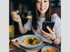 【タイパ思考の弊害】若年層の約8割が『スマホを見ながら食事』健康への悪影響について解説！